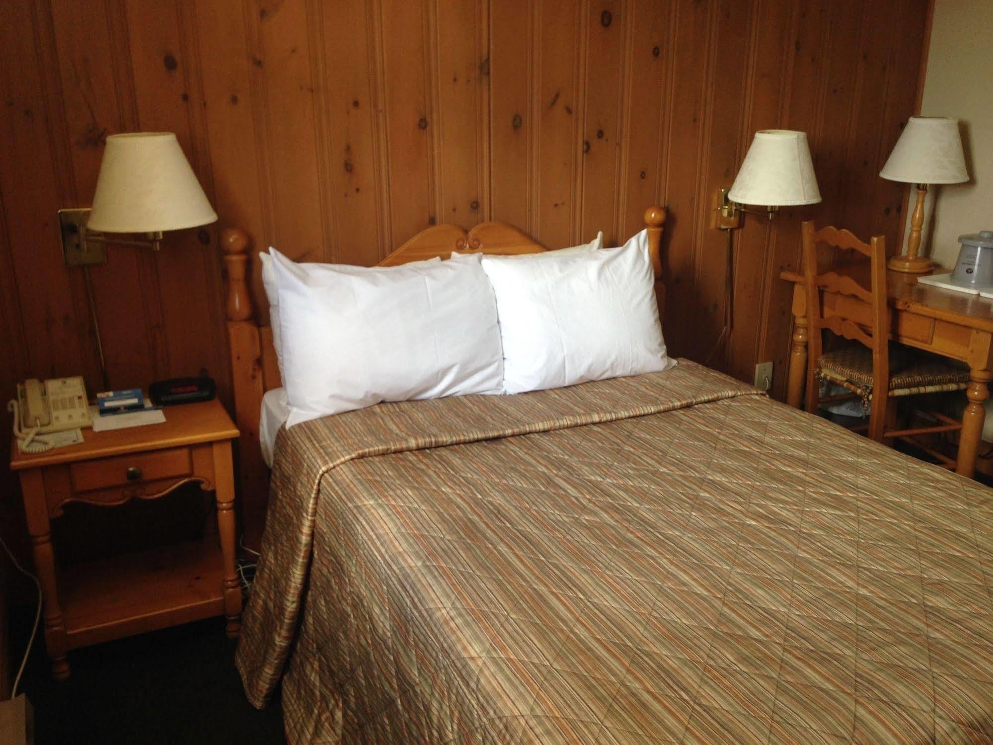 Hotel Le Chantecler Sainte-Adèle Екстериор снимка