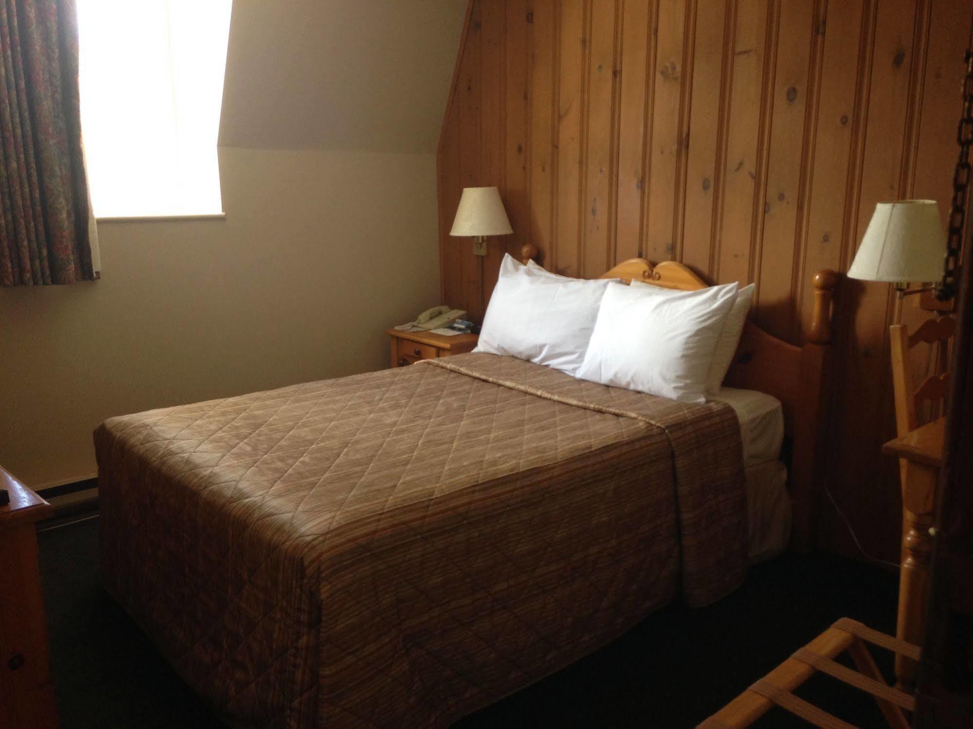 Hotel Le Chantecler Sainte-Adèle Екстериор снимка