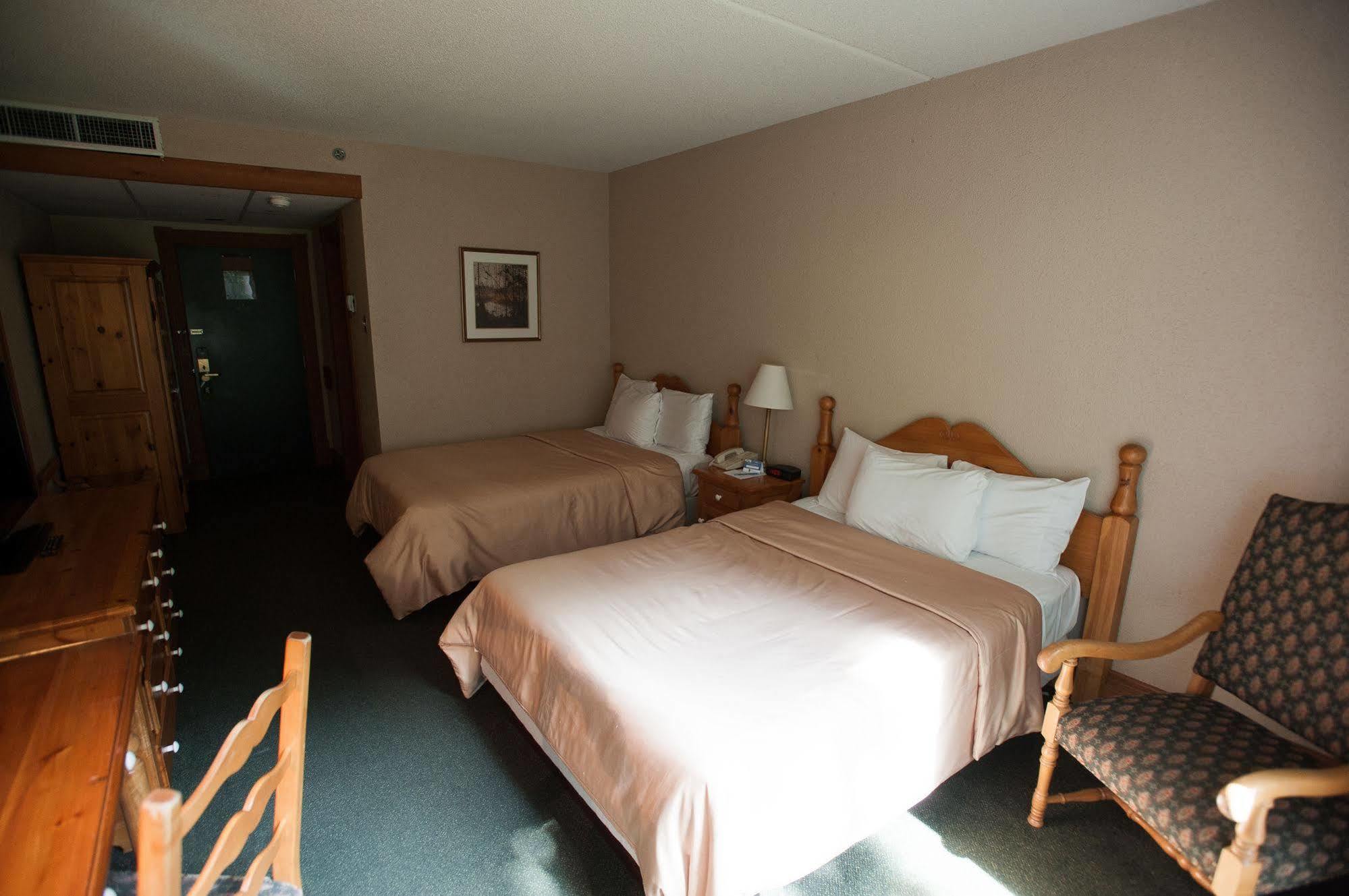 Hotel Le Chantecler Sainte-Adèle Екстериор снимка